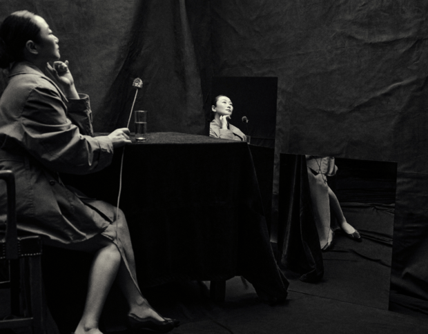 赵涛与镜子里缩小版的自己同框，姿态慵懒又具张力。