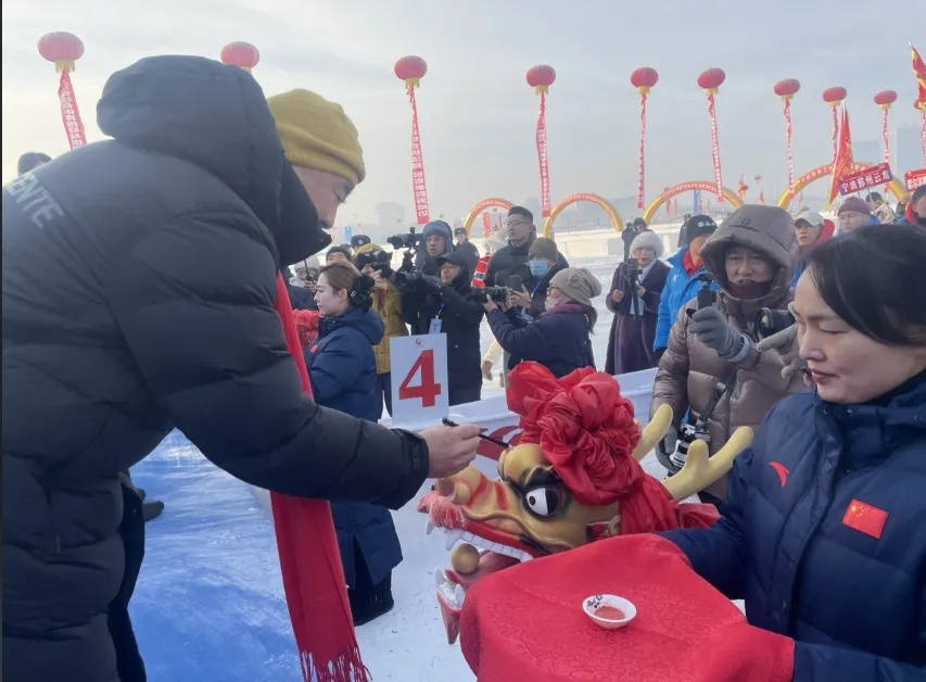 “龙腾百湖”2025中国·大庆第七届迎新年冰上龙舟邀请赛激情开赛 南北龙舟队同场竞技