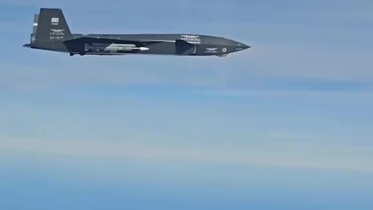 土耳其山寨歼20无人机，测试发射空空导弹，非得说自己是全球首创