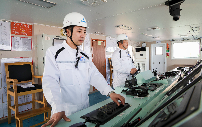 全球首艘万吨级近海新能源散货船滨州启航