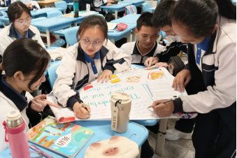学生小组分工协作,深挖宋文骢、庞众望等榜样人物的生平事迹,聚焦资料筛选与信息整合
