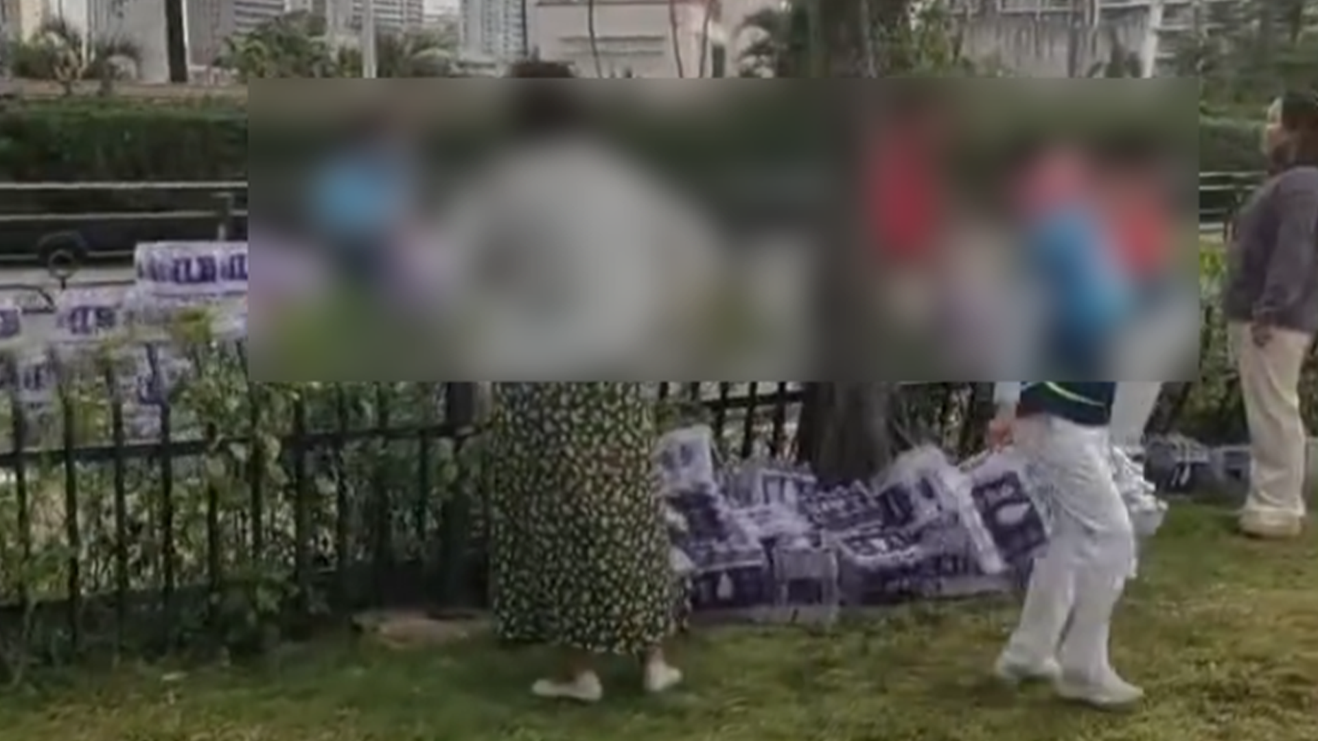 三亚马拉松比赛用水遭多名大妈哄抢，路人劝阻无人理会，当地回应：已将相关证据视频移交执法部门