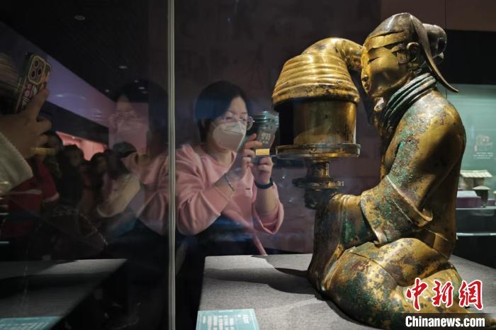 1月1日，天津博物馆，民众参观河北省博物馆镇馆之宝被誉为“中华第一灯”的中国汉代青铜器长信宫灯。记者　佟郁　摄