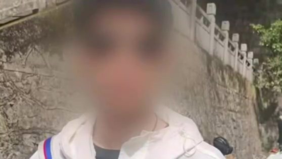 19岁男生凌晨骑摩托被刺身亡，事发7个月后将一审开庭，死者父亲：是家中独子，事发地离家仅200米