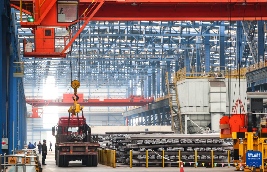 1月2日，河钢集团石钢公司的工人在吊装钢材准备运输。新华社发（梁子栋摄）