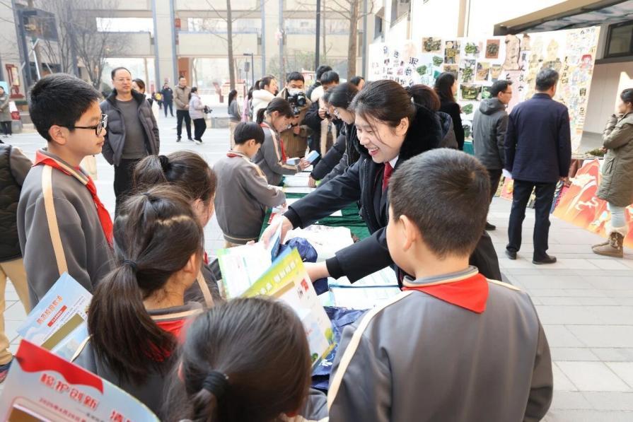 “绿书签”伴成长 “护苗”行动润童心:西安市“绿书签行动”宣传示范活动走进莲湖区