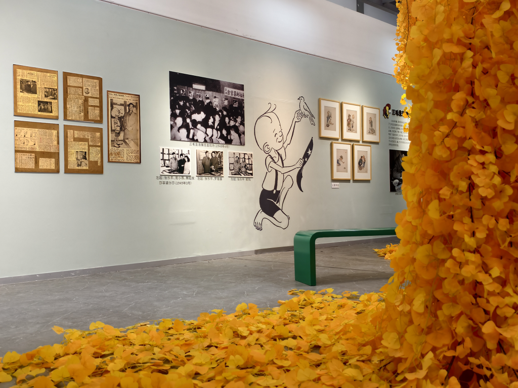 展览现场复原了张乐平先生故居和故居院中的银杏树景观