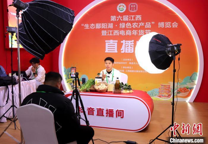 图为正在直播的商户。中新社记者 熊锦阳 摄