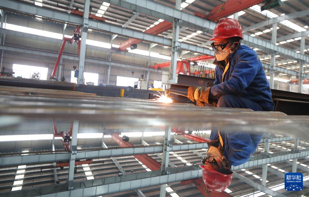 1月3日，在湖南省衡山县高新技术产业开发区，某重钢钢结构工程有限公司员工在进行建筑钢结构装备的生产加工作业。新华社发（曹正平摄）