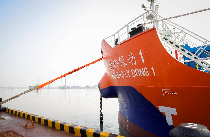 全球首艘万吨级近海新能源散货船滨州启航