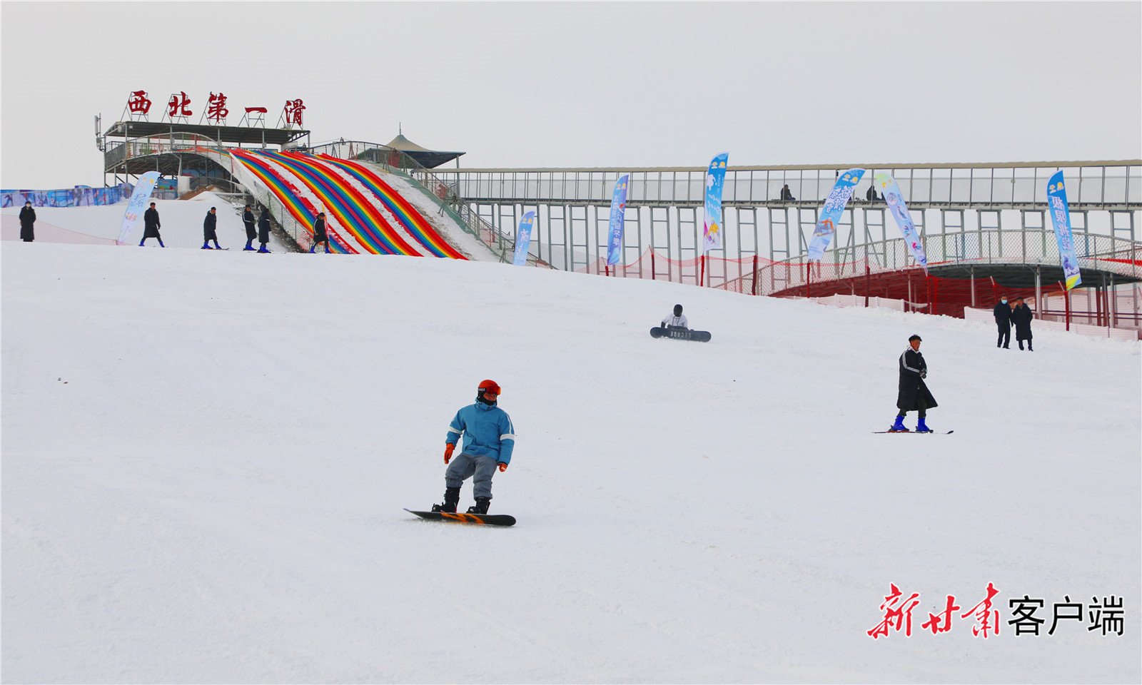 户外体育运动爱好者在张掖国家沙漠体育公园体验滑雪乐趣