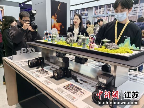 市民体验各种产品。钟升 摄