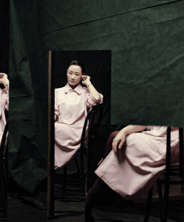 搜狐娱乐讯 近日，赵涛登上时尚杂志一月刊封面，复古布景裹着细腻的故事氛围。