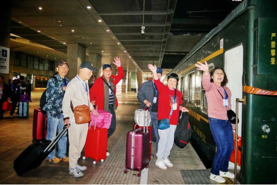 4月20日，330名平均年龄65岁左右的旅客搭乘上海开往福建的旅游专列。图为旅客在铁路上海南站站台乘车出发。新华社发（刘卫兴　摄）