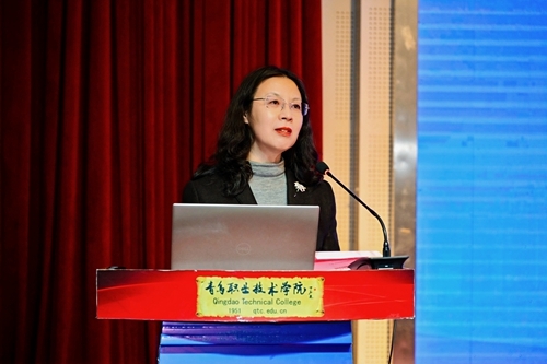 青岛职业技术学院党委副书记、校长邢广陆主持校企合作签约与揭牌仪式