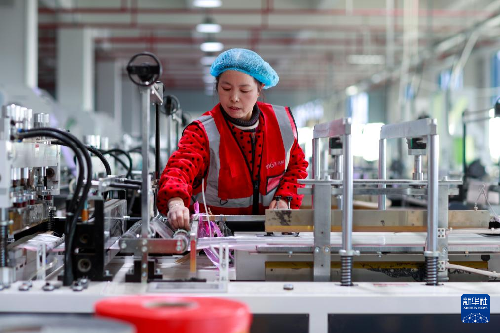 1月3日，工人在江苏省兴化市林湖乡的生活帮（江苏）家居用品有限公司生产车间作业。新华社发（周社根摄）