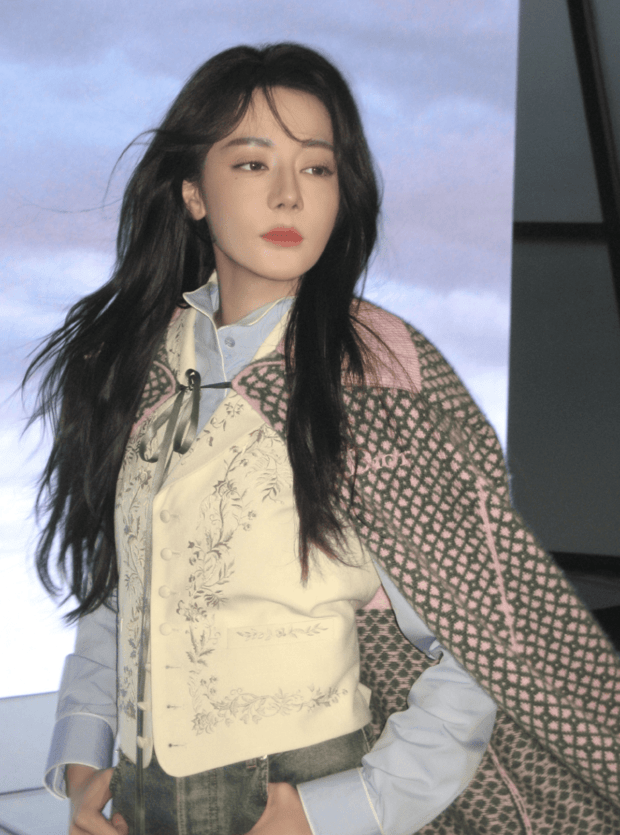 迪丽热巴色彩碰撞衬出灵动又明艳的气质，鲜活感直接拉满。