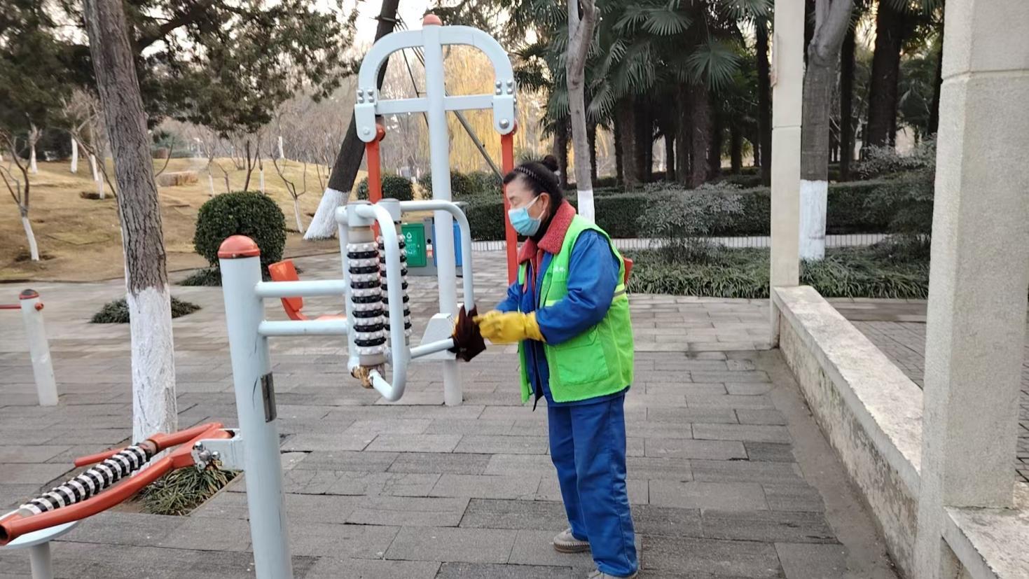園林工人對游園內健身器材進行清潔 宋陟睿 攝