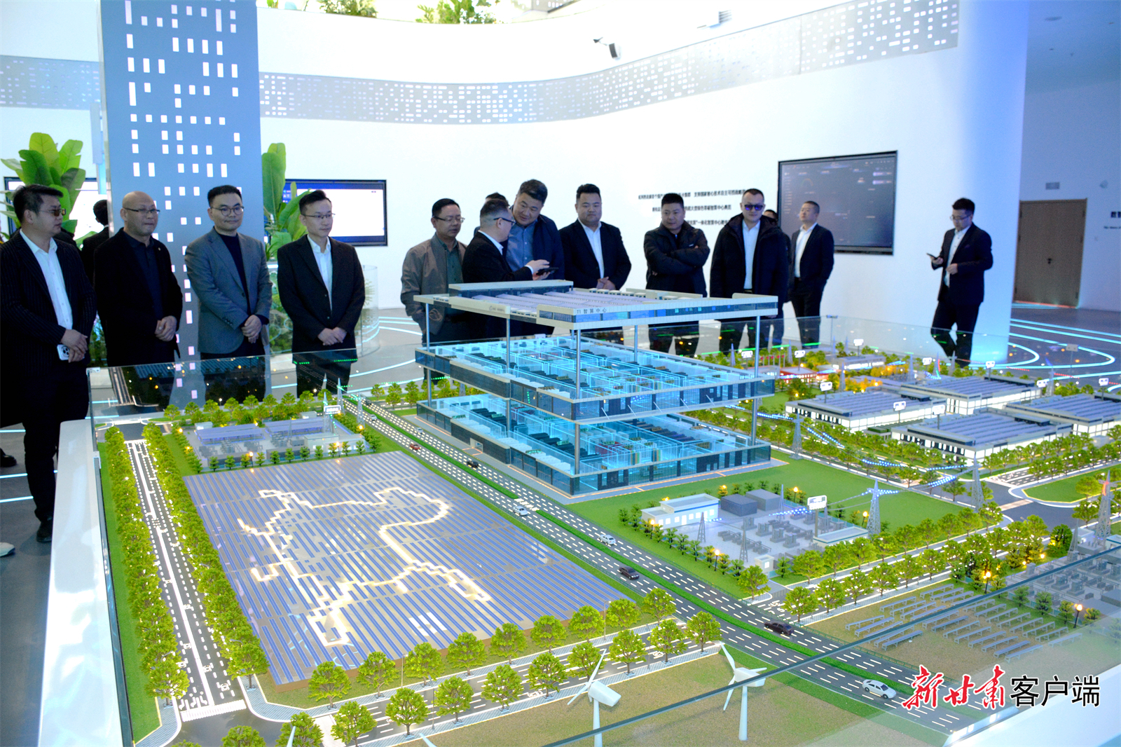 参观稻盛云（武威）智算中心展示大厅