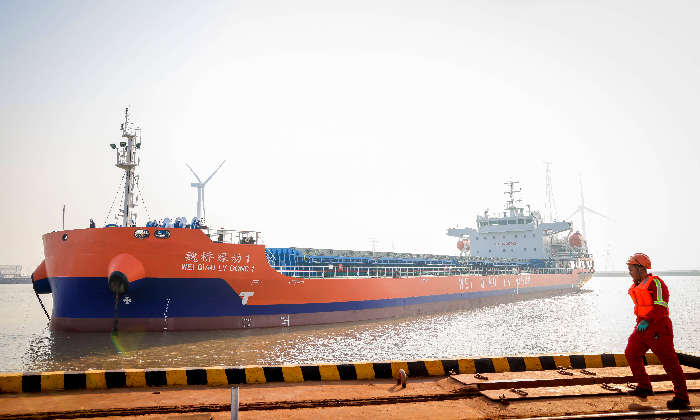 全球首艘万吨级近海新能源散货船滨州启航