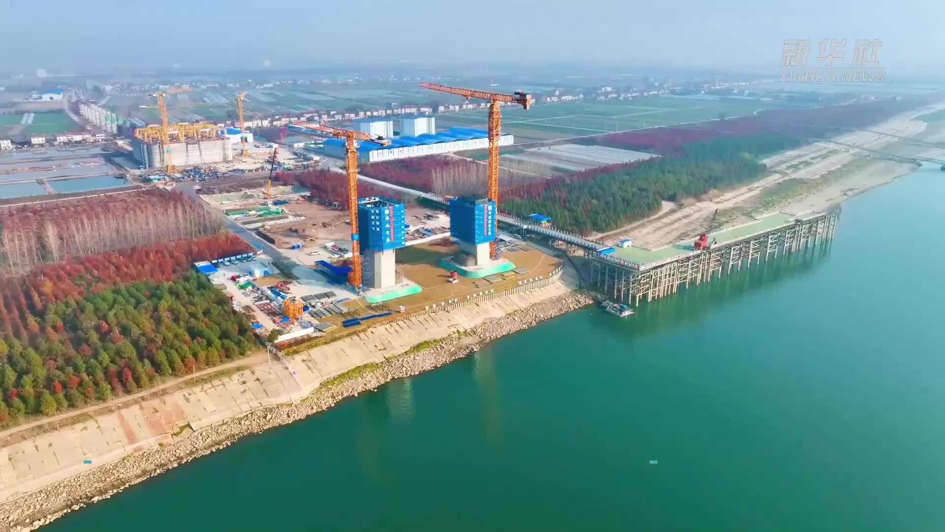 新华全媒+丨智能“造塔机”助力长江大桥建设
