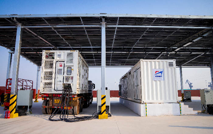 全球首艘万吨级近海新能源散货船滨州启航