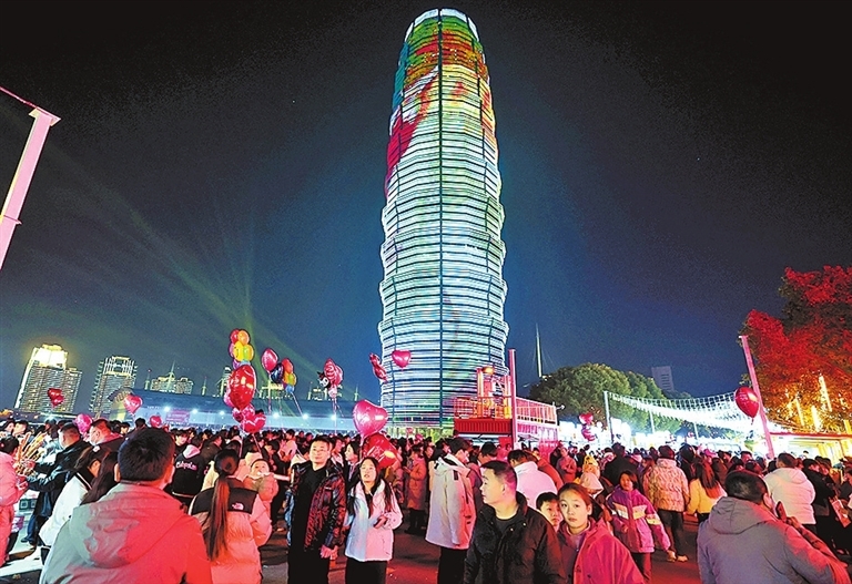 2024年12月31日晚，市民们在郑州“大玉米”跨年。为迎接新年的到来，不少市民选择在城市地标和网红景点辞旧迎新。记者 邓放 摄