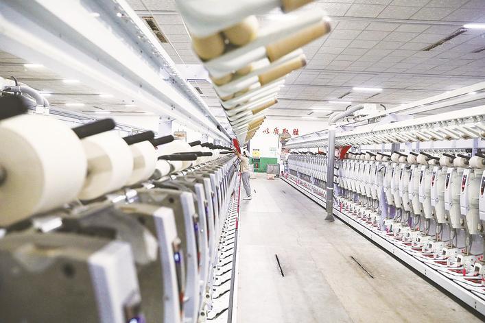滦南县一家纺纱企业的生产车间里，工人正在忙碌工作。郭艳芳 刘兰伟 摄