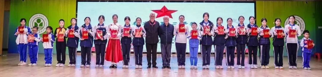 承办单位长青诗社诗学院院长盛月富、副社长张树华为征文二等奖获得者颁奖