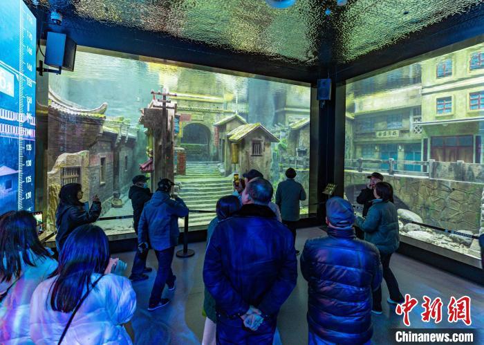 图为游客在湖北三峡移民博物馆水下展厅参观。彭强 摄