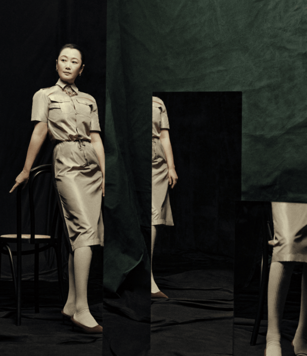 赵涛与镜中镜像形成呼应，神态轻缓舒展。