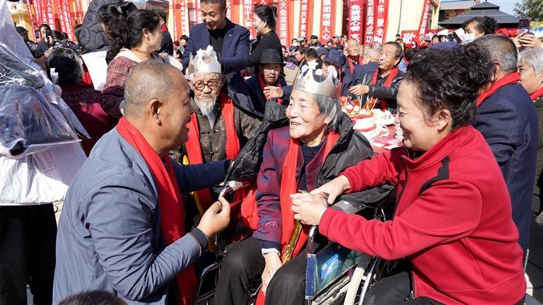 皋兰县黑石镇举办重阳节敬老爱老活动　安娜　摄