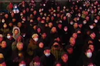 安万秦腔夜晚演出现场依然人山人海