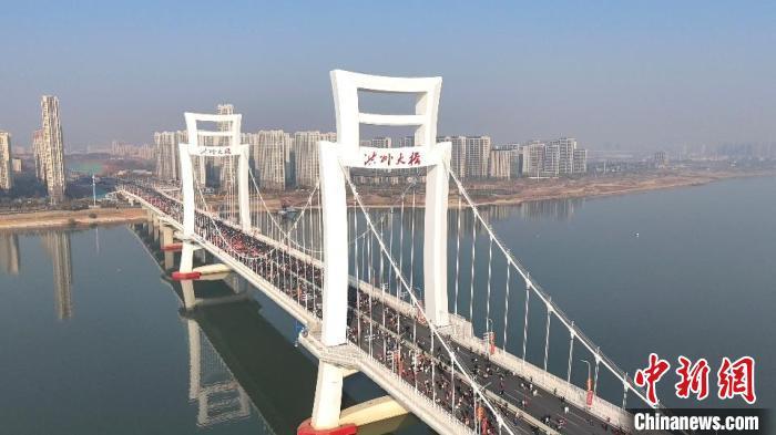 图为洪州大桥。　熊锦阳 摄