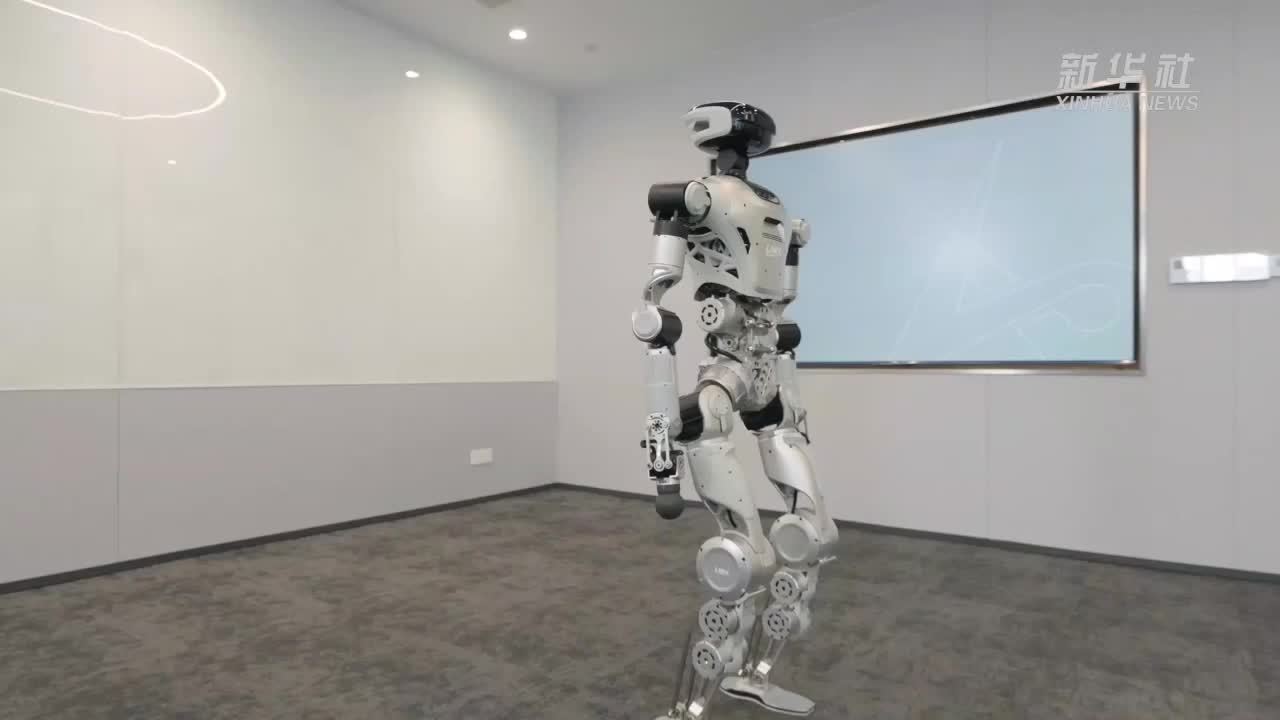 “中国造”全尺寸人形机器人完成全身复杂动作