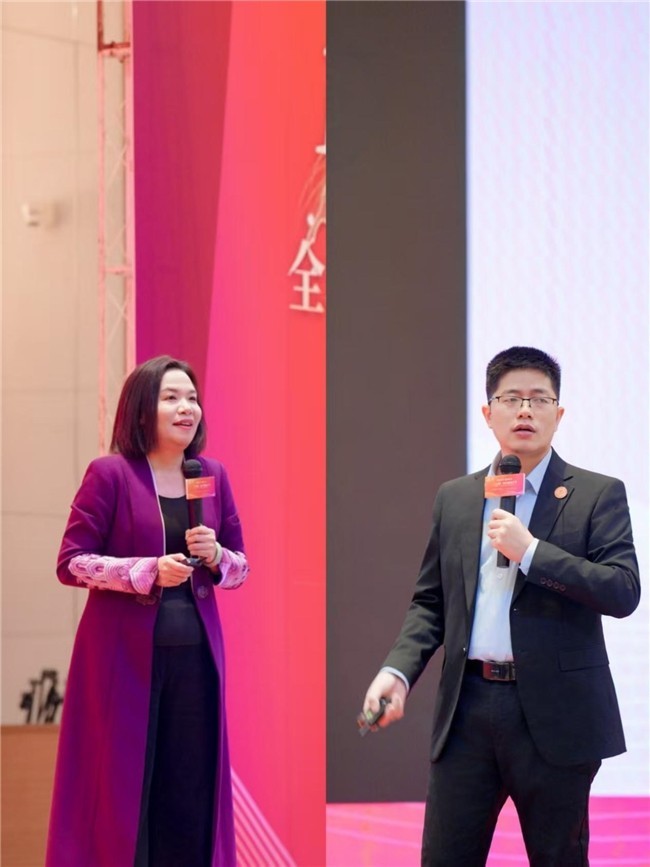 大才之道联合创始人陆小飞教授（左一）和李润均博士（右一）赋能现场