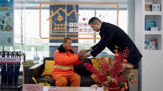 工行武汉汉阳支行营业室依托“爱心驿站”为户外工作者提供便民服务。