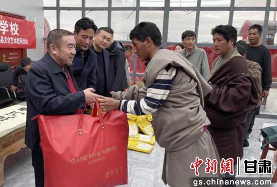 丁目迪从帮助贫困户脱贫到积极协调先心病儿童进行手术治疗，从修建道路、发展水电、建设景区到为汶川大地震、舟曲泥石流捐款捐物、募集资金，处处都能见到他投身公益事业的忙碌身影。