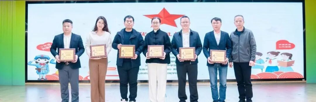 承办单位深圳报业集团出版社班子成员刘万专为优秀组织奖获得学校颁奖