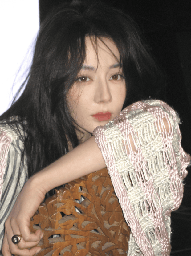 搜狐娱乐讯 近日，迪丽热巴拍摄杂志花絮释出，高级质感扑面而来。