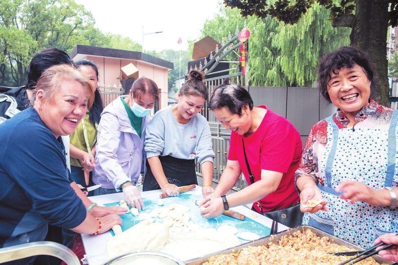 云溪区云溪街道金盆日间照料中心老人们欢聚一堂包饺子。