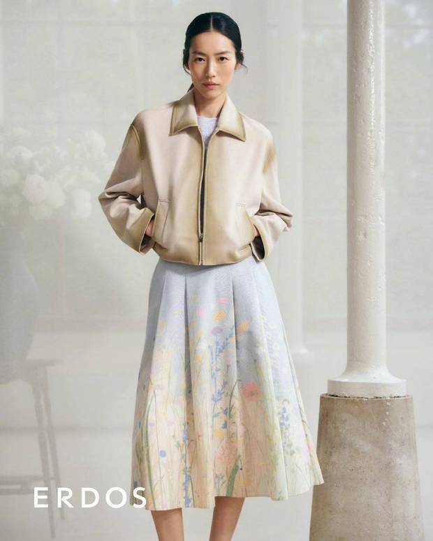 刘雯气质优雅。