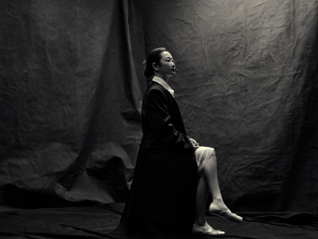 赵涛姿态沉静松弛，复古质感衬得叙事感更显鲜明。