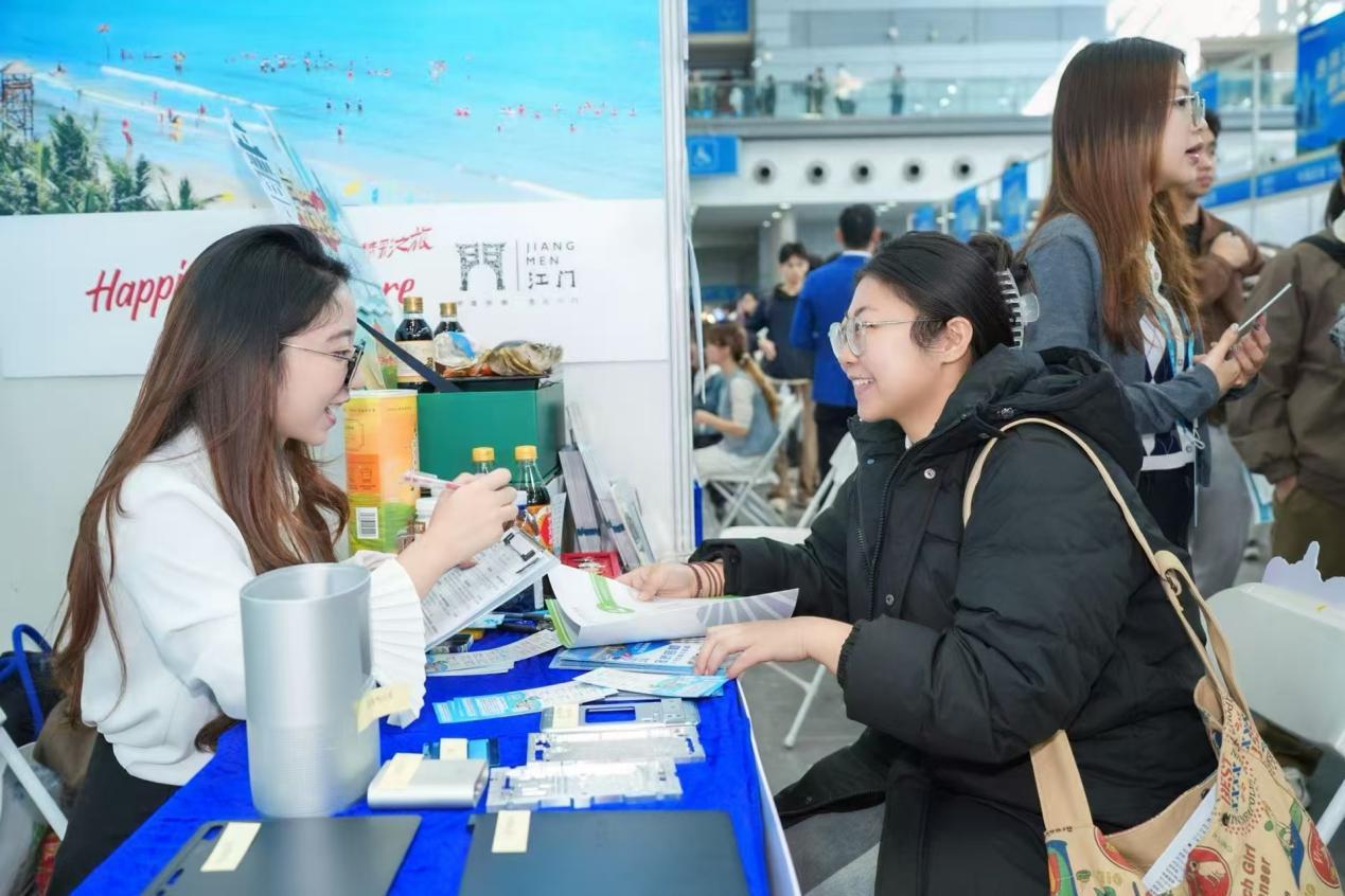 青年人才向江门企业投递简历