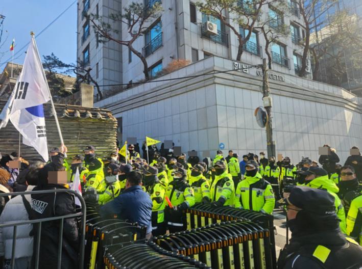 5000韩民众在尹锡悦官邸前抗议：你们怎么可以逮捕总统