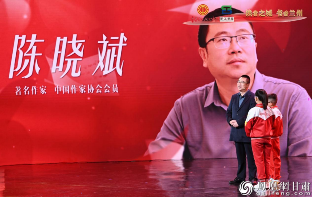 2024年10月全国工会职工书屋示范性主题阅读交流活动中，陈晓斌讲述《国宝莽权》创作历程。