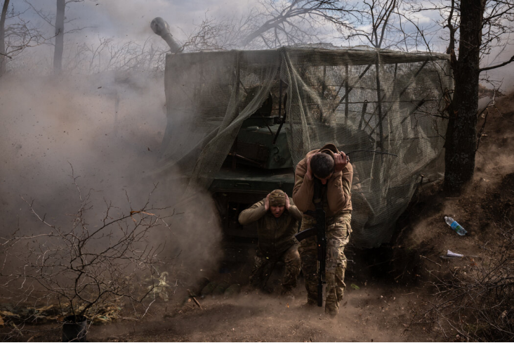 ▎2025年春,乌克兰士兵在顿涅茨克地区向俄罗斯目标发起攻击。图源:纽约时报