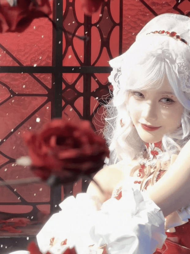 李一桐侧身出镜，红裙与白发蕾丝装扮相衬，姿态舒展灵动。