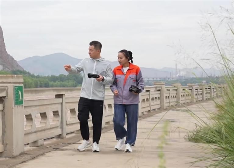 杨攀（左）