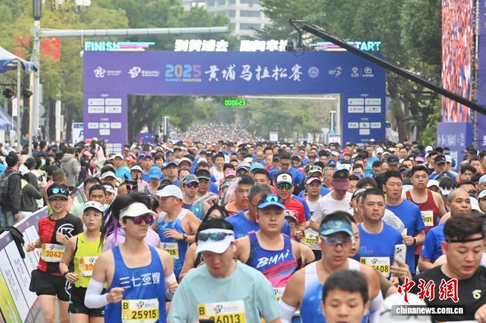 12月28日,2025黄埔马拉松赛在广州市黄埔区鸣枪开跑。记者 陈楚红 摄